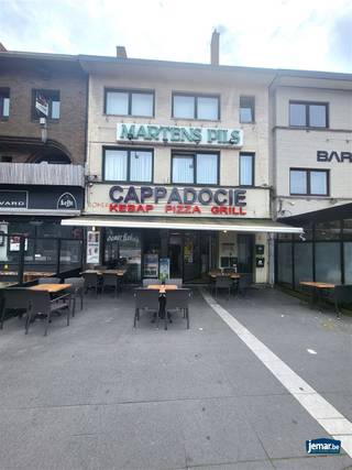 <p><span>Wij presenteren u een unieke kans om eigenaar te worden van een prachtig handelspand met een commerciële ruimte en drie appartementen, gelegen in het bruisende hart van Genk. Dit pand is momenteel volledig verhuurd, wat niet alleen zorgt voor een stabiele inkomstenstroom, maar ook een aantrekkelijk rendement biedt aan potentiële investeerders. Bovendien zijn twee van de appartementen voorzien van een heerlijk terras waar bewoners kunnen genieten van de buitenlucht en het stadsleven.</span></p><p><span>Of u nu een ervaren investeerder bent op zoek naar een solide en winstgevende investering, of een gedreven projectontwikkelaar die mogelijkheden ziet in het herontwikkelen van deze unieke locatie, dit pand biedt u een scala aan mogelijkheden. De centrale ligging in Genk, gecombineerd met de gunstige verhuursituatie, opent de deur naar diverse toekomstige ontwikkelingen en groeipotentieel.</span></p><p><span> </span></p><p><span>Wij nodigen u graag uit om contact met ons op te nemen voor meer informatie, het plannen van bezichtigingen of om dieper in te gaan op de details van deze bijzondere kans. Mis deze unieke gelegenheid niet en neem vandaag nog de eerste stap naar een veelbelovende investering in het hart van Genk. Dat kan via <span>Ercan@jemar.be</span></span><span> of 0484036892. </span></p><p><span> </span></p>