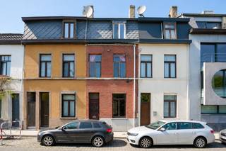 PLAN UW BEZOEK ; Ideaal renovatieproject<br /><br />Deze gunstig gelegen woning biedt heel wat potentieel voor wie op zoek is naar een renovatieproject met karakter. Bij het binnenkomen treft u een gezellige leefruimte met authentieke plankenvloer, aansluitend een open keuken en een apart gastentoilet.<br /><br />Op de eerste verdieping bevinden zich twee slaapkamers, waarvan één geniet van een prachtig en rustig uitzicht op de Leie. De tweede verdieping omvat een badkamer, een derde slaapkamer en een zolderruimte die perfect kan worden ingericht als vierde slaapkamer, bureau of hobbyruimte.<br /><br />Bent u op zoek naar een woning met charme, ruimte en mogelijkheden op een toplocatie? Neem gerust contact op via alain@makelaarshuys.be voor meer informatie of een bezoek