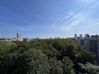 Zeer mooi en lichtrijk appartement centraal gelegen te Oostende. Het appartement bevindt zich op de 7e verdieping van het gebouw een heeft bijgevolg een fantastisch uitzicht over Oostende. Het appartement bevindt zich aan het Leopoldpark van Oostende, waardoor er een rustige omgeving gecreëerd wordt. In het appartement is er een ruime woonkamer aanwezig met enorm veel lichtinval die via het terras binnenkomt. Het eerste terras is bereikbaar via de woonkamer. Het terras is zeer ruim met bijna de ganse dag zonlicht. Het terras heeft een mooi uitzicht over het park en de omliggende gebouwen. Er is een keuken aanwezig met dampkap, kookplaat, frigo met diepvries en veel opbergruimte. In de badkamer is er een douche, lavabo en toilet beschikbaar. Het appartement heeft één slaapkamer. Het tweede terras ligt aan de achterkant van het appartement en heeft ook een rustig en mooi uitzicht. Er is een kelder in de huurprijs inbegrepen. Het appartement heeft een absolute topligging in hartje Oostende. U betaalt elke maand 730 euro aan huur en 60 euro forfait voor gebruik van de algemene delen. Onmiddellijk vrij! Breng gerust een bezoek aan dit mooie appartement! Ben je geïnteresseerd in dit pand te huur in Oostende? Ga naar de website www.dermul.be, klik op het pand dat je wenst te huren. Via de knop "ik heb interesse" vragen we u kort een profiel in te vullen. Daarna nemen we contact op voor een bezoek. Telefonisch kunnen er geen afspraken gemaakt worden.