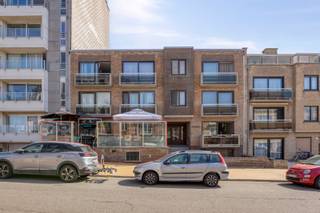 <span><span>In <strong>Oostende</strong>, vlakbij het strand van <strong>Raversijde</strong> bevindt zich deze horeca locatie met een directe ligging vlakbij de levendige wandelpromenade en de Noordzee. Een plaats waar vaste bewoners, toeristen, strandliefhebbers, tweedeverblijvers en fietsliefhebbers samenkomen. Het café, die vroeger werd uitgebaat als een tea-room, trekt een breed publiek en zorgt gedurende de dag en avond voor een constante aanloop.<br /><br />De zaak heeft een oppervlakte van ca 80 m² en is ingericht met een gezellige, verzorgde uitstraling.  De combinatie van hoog- en laagzit, samen met de centrale bar met meerdere tapaansluitingen, geeft de ruimte een open en toegankelijke indeling die goed aansluit op zowel de binnenzaal als de drankgerichte exploitatie.<br /><br />Het huidig concept richt zich op rust en ontmoeting in combinatie met een uitgebreid bieraanbod wat goed past bij de informele en toegankelijke sfeer van de locatie. Deze opzet maakt de zaak geschikt voor een breed publiek en biedt tegelijkertijd ruimte voor een eigen invulling.<br /><br />Aan de voorzijde bevindt zich een terras van circa 40 m<sup>2</sup>.  Dit zongericht terras vormt een belangrijk onderdeel van de beleving en zorgt voor zichtbaarheid en levendigheid richting de straat.<br /><br /><u>Enkele troeven:</u><br />• <strong>Vlakbij het strand en weinig concurrentie</strong>;<br />• Vast cliënteel plus toeristen die consumeren;<br />• Ingerichte keuken aanwezig;<br />• <strong>Gelijkvloerse berging 3,92 m² en kelder 16,63 m<sup>²</sup></strong>;<br />• <strong>Groot en zonnig terras van 40,87 m²</strong>;<br />• toiletten voor dames en heren;<br />• Nieuwe ondernemer kan bestaande exploitatie verder ontwikkelen.<br /><br />Is uw interesse gewekt? Wenst u graag meer info of een bezoek ter plaatse? Bel Diksimmo op het nummer <strong>051 50 11 51</strong> of mail naar diksmuide@diksimmo.be. </span></span>