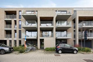 Instapklare studio op toplocatie met terras

Deze recente en perfect onderhouden studio is een echte buitenkans op een uitstekende ligging. De studio is smaakvol afgewerkt met kwalitatieve maatkasten en biedt alle hedendaagse comfort voor aangenaam en zorgeloos wonen.

Bij het binnenkomen word je verwelkomd in een nette inkomhal met apart toilet met handspoelbakje en toegang tot de badkamer, uitgerust met een ligbad en een ruime lavabo. De lichtrijke leefruimte sluit aan op de volledig ingerichte open keuken, voorzien van een ingebouwde vaatwasser, koelkast, oven en inductie kookvuur.

Dankzij de vloerverwarming geniet je het hele jaar door van een optimaal wooncomfort. De stijlvolle ingemaakte kasten van Camber zijn slim ontworpen en beschikken over een uitklapbaar bed, waardoor de ruimte maximaal wordt benut.

Verder is er een praktische berging en een ruim terras waar je in alle rust kan genieten. Gelegen op de eerste verdieping, ideaal als investering of starterswoning.

Dit appartement geniet van een uitstekende ligging in een groene en tegelijk vlot bereikbare omgeving. Op wandelafstand bevinden zich de Watersportbaan, de Blaarmeersen, het prachtige natuurgebied Bourgoyen-Ossemeersen en het zwembad Rooigem — ideaal voor wie houdt van ontspanning, sport en natuur vlak bij huis.

Met de fiets bereik je in slechts 10 minuten het bruisende hart van Gent, waar je kan genieten van gezellige pleinen, winkels en restaurants. Ook de bereikbaarheid met de wagen is een grote troef: de oprit van de R4 ligt op slechts 2 kilometer en zorgt voor een vlotte verbinding naar de E40 en de E17.

Kortom, een perfecte combinatie van rust, groen en een centrale ligging.

Exclusief te koop aangeboden via de Oximo online verkoopsprocedure. Voor registratie en aanvaarding van de verkoopsvoorwaarden zie www.oximo.be.
