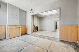 Te renoveren woning met authentieke uitstraling, gelegen in het centrum van Sint-Niklaas. Deze ruime gezinswoning met maar liefst 5 slaapkamers biedt een solide basis en heel wat potentieel voor wie op zoek is naar een renovatieproject met karakter. Dankzij de centrale ligging, de aangename ruimtes en de uitbreidbare indeling vormt dit pand een mooie opportuniteit om een woning volledig naar eigen smaak en comfort in te richten.<br />Op het gelijkvloers bevinden zich een inkomhal, living, keuken, toilet, kelder en een ruime berging, met daarbij een terras. Op de eerste verdieping treft u twee slaapkamers en een badkamer aan. Via een vaste trap bereikt u de tweede verdieping, waar nog drie bijkomende slaapkamers aanwezig zijn, goed voor in totaal 5 slaapkamers.<br />Buiten is er bovendien een werkruimte of magazijntje aanwezig, ideaal voor wie nood heeft aan extra opslag of een eigen atelier.<br />De woning beschikt reeds gedeeltelijk over dubbele beglazing en vormt zo een prima uitgangspunt om deze ruime gezinswoning volledig naar eigen inzicht te renoveren. Op deze woning rust de renovatieplicht vanwege EPC E of F. Dankzij de centrale ligging bevinden winkels, scholen en openbaar vervoer zich op wandelafstand.<br />G-score: C<br />P-score: C<br />Bel of mail ons voor een afspraak op het nummer: 052/46.38.03 of info@uw-huis.be en wie weet tot binnenkort!<br />