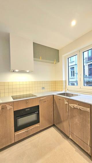 Het appartement is net gerenoveerd en wordt afgeleverd eind april. Het ligt op de eerste verdieping in een rustig gebouw met 4 appartementen...