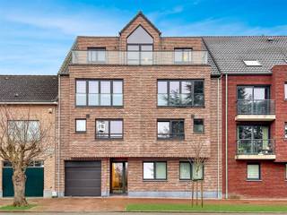Appartement de construction récente au 1er étage avec WC séparé ; séjour avec cuisine ouverte équipée d'un évier, d'une plaque vitrocéramique,...