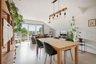 Tussen Kortrijk en Harelbeke, verscholen in het groen van de Acacialaan, woon je hier sfeervol op je gemak. Scholen, bakker, supermarkt, de Gavers en zoveel meer binnen fiets- of wandelafstand, de oprit E17 om de hoek en een vlotte verbinding richting het centrum van Harelbeke en Kortrijk. Rust vinden en toch nooit ver van alles. Dát is hier thuiskomen.<br />Via de lift of de trap kom je op de tweede verdieping binnen in een gezellige, lichtrijke living met aansluitend een cosy, volledig uitgeruste keuken . Hier vertoef je met plezier. Verder tref je een apart toilet in de gang, een verzorgde badkamer, een heel ruime slaapkamer en een kamer van normale grootte: voor elk zijn plekje. In 2021 werden alle vensters van dit appartement vernieuwd.<br />Beneden wacht een garage met extra plaats voor de fietsen en een eigen kraantje voor elke bewoner en nog een extra bergruimte. Achteraan het gebouw ligt nog een bijkomende autostaanplaats, en rondom kan je heerlijk vertoeven in de tuin. Hier woon je goed in een kleinschalig appartementsgebouw.<br />Momenteel is het EPC van het appartement een D, net geen C, maar in 2027 wordt de gasketel op kosten van de huidige eigenaar vervangen door een condenserende ketel en zal het EPC daardoor nog een heel stuk verbeteren.<br />Wens je dit gezellig appartement te bezoeken? Maak een afspraak met Patricia van Maison R via 0479 368 349. Ze laat je met veel plezier genieten van deze parel!