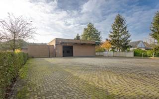 Op te frissen vila met magazijnen op een perceel van 50aOp zoek naar een woning met veel potentieel?Deze te renoveren villa met bijhorende magazijnen...