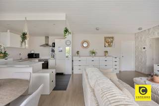 <p><span>Comfortabel wonen op de Fruithoflaan: Lichtrijk 1-slaapkamerappartement met ruim terras!</span></p><p><span>Droomt u van zorgeloos en energiezuinig wonen op een gegeerde toplocatie? Dit uitstekend onderhouden 1-slaapkamerappartement bevindt zich op de derde verdieping van een goed onderhouden gebouw op de populaire Fruithoflaan te Berchem. Het gebouw beschikt over een lift én het comfort van een conciërge. Met een moderne warmtepomp, dubbele hoogrendementsbeglazing, een gunstige EPC B-score (110 kWh/m²), conforme elektriciteit én een asbestveilig attest woont u hier 100% zorgeloos. Voeg daar nog het prachtige zicht op de rustgevende, gemeenschappelijke binnentuin aan toe en u geniet van een uitzonderlijk wooncomfort!</span></p><p><span> </span></p><p><span>Woonkamer, Open keuken & Bijkeuken</span></p><p><span>Zodra u de leefruimte binnenstapt, valt de enorme lichtinval en het ruimtelijke gevoel op dankzij de royale raampartijen. De moderne open keuken is naadloos geïntegreerd en volledig geïnstalleerd met alle nodige inbouwtoestellen voor optimaal kookplezier. </span></p><p><span> </span></p><p><span>Slaapkamer & Badkamer</span></p><p><span>De volwaardige slaapkamer is een oase van rust en reeds voorzien van praktische, op maat gemaakte inbouwkasten. De verzorgde badkamer is ingericht met een heerlijk ligbad, een comfortabel douchescherm en een lavabomeubel. In de hal bevindt zich een apart gastentoilet en een aparte berging voor wasmachine en droogkast. </span></p><p><span> </span></p><p><span>Breed terras met groenzicht</span></p><p><span>Via de grote schuiframen in de leefruimte stapt u zo het ruime terras over de volledige breedte van het appartement op. Hier geniet u in alle rust van een heerlijk zicht op de fraai aangelegde gemeenschappelijke binnentuin, een uniek stukje groen en privacy midden in de stad.</span></p><p><span> </span></p><p><span>Toplocatie op de Fruithoflaan</span></p><p><span>De Fruithoflaan staat bekend om haar uitstekende levenskwaliteit. Winkels, supermarkten, parken, openbaar vervoer (tram en bus) en gezellige horeca bevinden zich op wandelafstand. Bovendien geniet u van een snelle verbinding naar het centrum van Antwerpen en de belangrijkste invalswegen (E19/A12/Ring).</span></p><p><span> </span></p><p><span>Kelder</span></p><p><span>Een privatieve kelderberging is eveneens inbegrepen in de prijs.</span></p><p><span> </span></p><p><span>Troeven</span></p><p><span>- Duurzaam & Toekomstgericht: Verwarmd via een warmtepomp, dubbele HR-beglazing en een uitstekend EPC B (110 kWh/m²).</span></p><p><span>- 100% Zorgeloos: Elektriciteit conform goedgekeurd en asbestveilig.</span></p><p><span>- Topterras: Breed terras over de volledige breedte van de woning met zicht op de binnentuin.</span></p><p><span>- Luxe & Comfort: Open keuken met alle toestellen, inbouwkasten in de slaapkamer en aparte wasberging.</span></p><p><span>- Goed onderhouden complex op de 3e verdieping met lift én conciërge.</span></p><p><span>- Toplocatie: Fruithoflaan te Berchem, nabij alle winkels, groen, OV en invalswegen.</span></p><p><span> </span></p><p><span>Kortom: een instapklaar, duurzaam en buitengewoon gezellig appartement op een toplocatie in Berchem. Plan snel uw bezoek!</span></p>