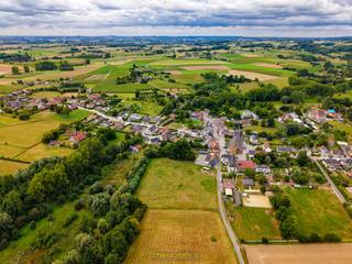 UITZONDERLIJKE VILLAGROND MET WEIDE OP 9714 M² biedt een zeldzame kans in het LANDELIJKE EVERBEEK (Brakel). Dankzij een ROYALE STRAATBREEDTE VAN...