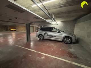 <p><span>Vlakbij het centrum van Mortsel , tegenover nieuwbouwproject </span><span>Stadsterras</span><span>, bieden wij u deze zeer ruime garagebox/opslagplaats aan op verdieping -2 in een goed onderhouden garagecomplex.</span></p><p><span>Kavels 10-11-12 waren oorspronkelijk 3 autostaanplaatsen die recent samengevoegd werden tot één grote box met nieuwe poort en muren.</span></p><p><span>De afmeting bedraagt 6,50m x 5m.</span></p><p><span>De box biedt thans plaats aan 2 auto's + meerdere fietsen of kan gebruikt worden voor opslag allerhande. Werkplaats is niet toegelaten.</span></p><p><span> </span></p><p><span>Nuttige informatie:</span></p><p><span>- De hoogte van de inrit naar de ondergrondse verdieping is 1m78!</span></p><p><span>- Onmiddellijk beschikbaar.</span></p><p><span>- Geen stopcontact aanwezig.</span></p><p><span> </span></p><p><span>Voor meer info of een bezoek ter plaatse bel 03/449.42.41 of surf naar <span>www.habicom.be</span></span><span> </span></p><p><span> </span></p><p><span> </span></p><p><span> </span></p>