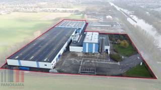 Deze <strong>uitstekend gelegen en vlot bereikbare industriële site </strong>met een totale terreinoppervlakte van <strong>46.746 m²</strong> met <strong>19.310 m² magazijnruimte </strong>biedt een <strong>uitzonderlijke opportuniteit</strong> voor ondernemingen die op zoek zijn naar ruimte, efficiëntie en groeipotentieel.<br /><br />De site omvat meerdere kwalitatieve en functionele bedrijfsgebouwen:<br /><br /><u><strong>Gebouw A</strong></u><br />Ruim magazijn van <strong>9.750 m²</strong> met een <strong>vrije hoogte van 6,5 m</strong>, uitgerust met <strong>2 laadkades en 2 sectionale poorten</strong> voor een optimale logistieke flow. Aansluitend bevindt zich een <strong>logistieke receptieruimte</strong>. Voor het gebouw is een <strong>actieve weegbrug</strong> aanwezig, wat een bijkomende operationele meerwaarde biedt.<br /><br /><u><strong>Gebouw B</strong></u><br />Magazijn van <strong>6.610 m²</strong>, eveneens met een <strong>vrije hoogte van 6,5 m</strong>, toegankelijk via gebouw A en via<strong> een sectionale poort</strong>. Dit gebouw beschikt bovendien over circa <strong>200 m² industriële kantoren</strong> met refter, douches, sanitair en vergaderzaal — ideaal voor productie- en logistieke activiteiten.<br /><br /><u><strong>Gebouw C</strong></u><br />Veelzijdig magazijn met een footprint van <strong>2.950 m²</strong>, waarvan een deel bestaat uit een <strong>extrusion tower</strong> met een hoogte van <strong>16,5 m</strong>, verdeeld over <strong>5 bouwlagen (optioneel demonteerbaar</strong>). Het overige deel betreft magazijnruimte met een vrije hoogte van 6,5 m.<br /><br />Aan de voorzijde bevindt zich <strong>een kantoorzone van circa 2.000 m²</strong>, <strong>gespreid over 2 bouwlagen</strong>, ingericht met landschapskantoren, individuele kantoren, vergaderzalen, labo, sanitair/douches en een eetruimte.<br /><br /><strong>Alle gebouwen zijn uitgerust met een volledig operationele sprinklerinstallatie, die regelmatig wordt gekeurd en onderhouden.</strong><br /><br />De site onderscheidt zich bovendien door haar duurzaam karakter, met ongeveer 2.400 zonnepanelen en een totaal geïnstalleerd vermogen van 1.070 kWp, wat resulteert in een aanzienlijke energiebesparing (Zonnepanelen niet inbegrepen in de verkoopprijs).<br /><br />De bestaande infrastructuur verkeert in goede staat en is onmiddellijk operationeel, terwijl de site ook uitstekende mogelijkheden biedt voor (gedeeltelijke) herontwikkeling of uitbreiding op de aangrenzende percelen. Voldoende parkeer-manoeuvreerruimte beschikbaar op de site (118 parkeerplaatsen beschikbaar)<br /><br /><strong>Extra troef: mogelijkheid tot het bijkopen van aanpalende braakliggende grond tot ca. 2 hectare.</strong><br /><br />Beschikbaar vanaf Q4 2026.<br /><br /><strong>Contacteer PANORAMA B2B voor bijkomende (technische) inlichtingen, plannen of een vrijblijvend plaatsbezoek 0460 97 66 66.</strong>
