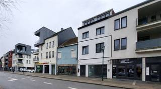 <p><span>Instapklaar appartement met 2 slaapkamers en een ruim terras.</span></p><p><span>U komt binnen in een aangename L-vormige leefruimte met living en eetkamer. Rechts bevinden zich twee ruime slaapkamers.</span></p><p><span>De leefruimte sluit naadloos aan op de moderne, volledig uitgeruste keuken met alle hedendaagse toestellen. Aansluitend is er een praktische berging/sanitaire ruimte. De badkamer is volledig vernieuwd en beschikt over een inloopdouche en toilet. Het volledige appartement werd keurig en kwalitatief gerenoveerd.</span></p><p><span>Dit appartement is ideaal gelegen in het centrum, op wandelafstand van alle winkels en voorzieningen, en op slechts 20 meter van het station. Een uiterst strategische ligging die comfort en bereikbaarheid perfect combineert.</span></p><p><span>Het appartement bevindt zich op de eerste verdieping en werd recent volledig vernieuwd met oog voor kwaliteit en duurzaamheid. De absolute troef is zonder twijfel het ruime terras van maar liefst 16 m², rechtstreeks bereikbaar vanuit de keuken, waar u in alle rust kan genieten van het buitenleven.</span></p><p><span>Daarnaast beschikt het appartement over een private berging op het gelijkvloers en is er voldoende ruimte voor het stallen van fietsen. Dankzij de volledige renovatie zijn er geen bijkomende kosten te verwachten voor de komende jaren. Een zeer gunstig EPC maakt het geheel compleet.</span></p><p><span>Een instapklaar appartement op toplocatie, ideaal voor wie comfortabel en zorgeloos wil wonen in het hart van de stad.</span></p><p><span>Info: 0484 03 68 92<br />E-mail: Ercan@jemar.be</span></p>