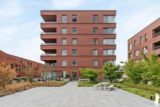 <strong>Huurprijs: 1.100 EUR per maand<br />+ 100 EUR per maand voor ondergrondse autostaanplaats en berging<br />+ 140 EUR per maand gemeenschappelijke kosten<br />Kosten plaatsbeschrijving zijn 50/50 te betalen door huurder en verhuurder<br />Huurwaarborg = 3 maanden huur<br />Beschikbaar: Onmiddellijk<br /><br /></strong><strong>BEZOEK AANVRAGEN EN KANDIDAAT STELLEN VIA ONZE WEBSITE: www.deboerenpartners.be</strong><br />Indien u een bezoek wenst aan te vragen aan dit eigendom te huur, dan kan dit enkel via het aanvraagformulier op onze website. U zoekt het betreffende eigendom onder ons 'aanbod te huur', en klikt daarna bovenaan op 'bezoek inplannen'.<br />Daarna doorloopt u alle stappen en vult u de gevraagde gegevens in. Wij behandelen uw aanvraag binnen de 2 werkdagen en contacteren u daarna. Omwille van het grote aantal aanvragen, worden verzoeken via Immoweb, Immoscoop of Spotto niet behandeld.<br /><br /><span>Beschrijving van het appartement:<br /></span>Prachtig nieuw tweeslaapkamerappartement gelegen op de eerste verdieping, in het hartje van Turnhout.<br /><br />Bij het betreden van het appartement komt u binnen in de inkomhal met apart gastentoilet. Via de glazen deur bereikt u de ruime en lichtrijke leefruimte met open keuken. De moderne keuken is volledig uitgerust met hoogwaardige toestellen en beschikt over een composiet werkblad, inductiekookplaat, vaatwasser, koelkast, combi-oven en voldoende opbergruimte.<br /><br />Het appartement wordt voorzien van verlichting en verduistering. Aansluitend bevindt zich een praktische berging met aansluiting voor wasmachine en droogkast.<br /><br />Verder beschikt het appartement over twee volwaardige slaapkamers en een moderne badkamer met inloopdouche en dubbele wastafel. Het ruime terras is zowel toegankelijk vanuit de leefruimte als vanuit één van de slaapkamers.<br />Tot slot beschikt het appartement over een ondergrondse parkeerplaats (P410) en een private kelderberging (B67).<br /><br /><span>Bijzonderheden:</span><br />- Centraal gelegen in het stadscentrum van Turnhout<br />- Op wandelafstand van winkels, horeca en openbaar vervoer<br />- Ruim terras<br />- Energiezuinig wonen