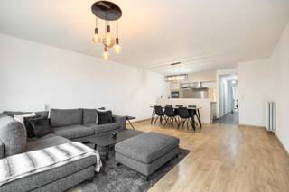 <div>Te koop: stijlvol 2-slaapkamerappartement met terras en grote gemeenschappelijke tuin in Hoboken</div>
<div></div>
<div>Ontdek dit prachtige 2-slaapkamerappartement van 83 m², gelegen op de tweede verdieping van een verzorgd en recent gebouw in de Steynstraat 284 bus 22 te Hoboken. De Steynstraat ligt in een rustige woonwijk van Hoboken, vlak bij het centrum, het park Sorghvliedt en verschillende verbindingswegen richting Antwerpen.</div>
<div></div>
<div>Bij het binnenkomen word je meteen verwelkomd door een ruime en open leefruimte, waar grote ramen zorgen voor overvloedig daglicht en een aangenaam ruimtelijk gevoel. De moderne open keuken is volledig uitgerust met kwalitatieve toestellen en biedt alles voor wie graag kookt of gasten ontvangt.</div>
<div>Via de leefruimte heb je toegang tot een knus terras. Bovendien beschik je over een ruime gemeenschappelijke tuin, een waar pluspunt voor gezinnen of wie houdt van een streepje groen in de stad.</div>
<div></div>
<div>Het appartement omvat verder twee volwaardige slaapkamers, een verzorgde badkamer met bad/douche, een aparte berging in het appartement en een berging in de ondergondse parkeergarage. Het geheel verkeert in uitstekende staat.</div>
<div>Momenteel is het appartement verhuurd aan € 780/maand + € 100 kosten, wat het ook een uitstekende investeringsopportuniteit maakt.</div>
<div><br />Een ondergrondse autostaanplaats is verplicht mee aan te kopen aan € 27.000, zodat je altijd verzekerd bent van een veilige parkeerplek.</div>
<div></div>
<div>Bijzonderheden:</div>
<div>-<span> </span>Bewoonbare oppervlakte: 83 m²</div>
<div>-<span> </span>2 slaapkamers met veel lichtinval</div>
<div>-<span> </span>Lichtrijke leefruimte met open keuken</div>
<div>-<span> </span>Zonnig terras + grote gemeenschappelijke tuin</div>
<div>-<span> Nieuwe condensatieketel sinds 2 maanden</span></div>
<div>-<span> </span>Verhuurd met mooie opbrengst</div>
<div>-<span> </span>Goede ligging</div>
<div>-<span> </span>Verzorgd gebouw</div>
<div>Voor meer informatie of een bezoek contacteer Arno op arno@reds.be of +32 498 66 21 41</div>
<div></div>