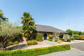 <p>Welkom in deze verzorgde villa waar ruimte, comfort en energiezuinig wonen perfect samenkomen. Gelegen in een doodlopende straat geniet u hier van alle rust, terwijl alle voorzieningen vlot bereikbaar blijven.</p><p></p><p>De woning werd gebouwd in 2005 en bevindt zich op een mooi perceel van 813 m². Dankzij de doordachte indeling geniet u voornamelijk van gelijkvloers wooncomfort. De inkomhal leidt naar een ruime, lichtrijke leefruimte met gezellige haard en grote raampartijen die uitkijken op de tuin. Aansluitend bevindt zich een recente stijlvolle open keuken met kookeiland, kwalitatieve toestellen en veel werk- en opbergruimte.</p><p></p><p>Verder beschikt het gelijkvloers over twee ruime slaapkamers, een praktische wasruimte/berging, een inpandige garage en een ruime badkamer met ligbad en inloopdouche.</p><p></p><p>De bovenverdieping biedt verrassend veel extra mogelijkheden. Deze ruimte is reeds ingedeeld en kan perfect ingericht worden als drie extra slaapkamers, hobbyruimte, bureau of tweede badkamer.</p><p></p><p>Buiten vormt de prachtig aangelegde tuin een echte troef. Verschillende gezellige hoekjes, een ruim terras en de groene omgeving zorgen voor een instant vakantiegevoel in alle privacy.</p><p></p><p>Ook energetisch scoort deze woning uitstekend dankzij EPC-label B, zonnepanelen en een conforme elektrische keuring.</p><p></p><p>Een instapklare thuis waar comfort, rust en ruimte centraal staan.</p>