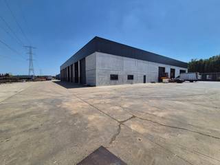 Op Industrieterrein Kanaal-Noord wordt een perceel verkocht van 21.780m² met in totaal 5.433m² bebouwing. De bestaande gebouwen/afdaken zijn grotendeels verouderd met uitzondering van een recent bedrijfsgebouw van 1.280m². Door de ligging aan de 't Hasseltkiezel biedt het een goede zichtbaarheid voor uw bedrijf. De inrit van het perceel is direct aan de toegang van het industrieterrein gelegen. De nieuwste loods is voorzien van 10 sectionaalpoorten en een rolbrug van 2 x 5 ton.<br /><br />Een uitbreiding van de oppervlakte tot 3,9 Hectare is bespreekbaar.<br /><br />Igb - Vg - Gmo - Gvkr - Gvv<br /><br />Voor meer info: 011/39.90.50 of info@jansenrealestate.be