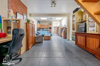 Centraal gelegen woning op wandelafstand van het station van Sint-Niklaas. Deze instapklare woning werd gerenoveerd in 2016, waarbij ook het...