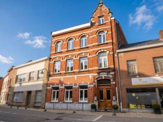 <p><span>Bel immeuble de rapport de caractère en excellent état composé de 4 unités de logement et d'un jardin. Le rez de chaussée se compose d'un triplex de 175 m² comme une maison proposant 3 chambres et un joli jardin (PEB D). Le 1e étage se compose d'un appartement une chambre de 60 m² (PEB E). Le 2e étage se compose d'un appartement de 70 m² offrant 2 belles chambres (PEB E) et l'appartement du 3e étage sous toiture de 70 m² propose une chambre (PEB C). CC au gaz. L'immeuble propose une cave pour chaque appartement. Tous les appartements sont actuellement loués. Excellent rendement 4%. Faire offre à partir de 590 000 €. Plus d'infos au 02/355.50.55.</span></p>