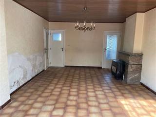 <p><span>Charmante woning in een rustige straat op loopafstand van het park van Boom en het openbaar vervoer. Op het gelijkvloers heb je de inkomhal met trap naar 1 verdieping. De woonplaats van 28m² heeft zicht op het terras. De keuken is ingericht met veel kasten,  heeft een aparte eethoek en een toegang naar het terras achteraan. Achter de keuken is de badkamer met zitbad, lavabo en toilet. Op de 1° verdieping zijn er 3 slaapkamers (15m²; 10.5m² en 8m²).  In de voortuin is er een autostaanplaats. Deze woning heeft enkele renovatie werken nodig. </span></p><p><span> </span></p><p><span>EPC: 576 kWh/m² de woning moet geïsoleerd worden.</span></p><p><span> </span></p><p><span>Stedenbouwkundige inlichtingen in aanvraag</span></p><p><span> </span></p><p><span>Voor meer inlichtingen, een bezoek of een vrijblijvende waardebepaling van uw eigendom info@vastgoedclement.be.</span></p><p><span> </span></p><p><span> </span></p>