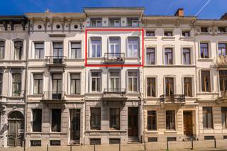 <p><span>Te renoveren appartement met 1 ruime slaapkamer en renovatiepotentieel in de Europese Wijk</span></p><p><span>In de gegeerde Spastraat, op een absolute toplocatie in de onmiddellijke nabijheid van de Europese Wijk, bevindt zich dit te renoveren appartement van ongeveer 70 m², gelegen op de tweede verdieping van een verzorgd gebouw. Dankzij de aangename indeling, de mooie lichtinval en de ruime volumes vormt dit appartement de ideale basis voor wie een woning volledig naar eigen smaak en hedendaagse woonnormen wil renoveren.</span></p><p><span>De ligging is zonder meer een van de grootste troeven. Op wandelafstand bevinden zich de Europese instellingen, Schuman, het Jubelpark, openbaar vervoer, winkels, restaurants en alle dagelijkse voorzieningen. Deze centrale locatie maakt het appartement bijzonder interessant voor zowel eigen bewoning als een duurzame investering.</span></p><p><span>Het appartement beschikt over een ruime slaapkamer, een lichtrijke leefruimte en een functionele indeling met tal van mogelijkheden om het wooncomfort verder te optimaliseren. Aan de voorzijde bevindt zich een compact balkon, ideaal om even van de buitenlucht te genieten. Daarnaast beschikt het appartement over een privatieve kelder, die zorgt voor extra praktische bergruimte.</span></p><p><span>Het gebouw verkeert in een goede algemene staat van onderhoud en is uitgerust met centrale verwarming op mazout. De elektrische installatie is niet conform de huidige regelgeving en het appartement beschikt over een EPC-label E, wat de koper de mogelijkheid biedt om de woning energetisch te verbeteren en volledig naar eigen wensen te moderniseren.</span></p><p><span>Een uitstekende opportuniteit voor wie op zoek is naar een appartement met veel potentieel, een ruime slaapkamer en een topligging in het hart van de Europese Wijk.</span></p>