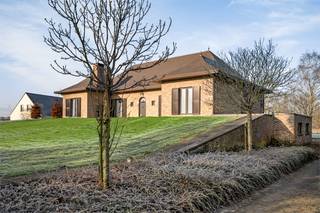 In het groene en rustige Herselt bevindt zich dit riante landhuis op een perceel van 4781 m²;Voor wie op zoek is naar ruimte, privacy en tal van...