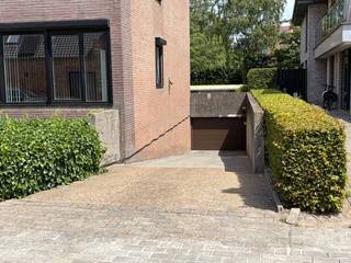 <br />Deze ondergrondse staanplaats is gelegen in een verzorgd garagecomplex in Sint-Kruis, nabij centrum van Brugge.<br />De toegang verloopt via een automatische poort met afstandsbediening. Dankzij de afmetingen van 4,80 m x 2,40 m is de staanplaats ruim en vlot toegankelijk.<br />Ideaal voor wie op zoek is naar een veilige parkeerplaats of een praktische oplossing om een wagen en/of fietsen te stallen nabij het centrum.<br />Onmiddellijk beschikbaar bij het verlijden van de authentieke akte.