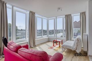 Deze lichtrijke penthouse met hoogwaardige afwerking bevindt zich in de recente nieuwbouwresidentie 'Hypoliet' te Bredene, op een unieke ligging met adembenemende verzichten over het kanaal. De residentie is vlot bereikbaar en bevindt zich vlakbij winkels, het Shoppingcentrum van Bredene, openbaar vervoer en de kust.<br />Indeling: grote inkomhal voorzien van ingemaakte kasten en aansluiting voor wasmachine, woonkamer met open, ingerichte keuken en veel kastruimte, aansluitend zonneterras, slaapkamer met ruimte voor het maken van een dressing en badkamer met douche en lavabomeubel, apart toilet en tweede zonneterras.<br />Vanuit de leefruimte geniet men van een onvergetelijk uitzicht over het kanaal en dankzij de grote raampartijen baadt het appartement in natuurlijk licht. <br />Bovendien voldoet dit appartement aan alle hedendaagse normen: elektriciteit is comform, het appartement is asbestvrij en is zeer energiezuinig (EPC A)! Er zijn zelfs zonnepanelen aanwezig ten voordele van dit appartement.<br />Mogelijkheid tot aankoop van een garagebox met automatische sectionale poort in het gebouw!<br />Een zeldzame kans die u niet mag missen – contacteer ons vandaag nog voor een bezoek!<br />Verkoop onder BTW.