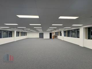 Zeer goed bereikbare kantoren van 1.008 m² te huur, ideaal gelegen dankzij de directe aansluiting met de R4 op slechts 1 km afstand. Deze verbinding zorgt voor een vlotte toegang richting de E40 (Brussel/Oostende-Brugge) en de E17 (Gent-Antwerpen), wat het kantoor binnen een rijafstand van ongeveer 5 minuten zeer toegankelijk maakt.<br /><br />De kantoorruimtes maken deel uit van het prestigieuze Axxes Business Park, een hoogwaardig complex dat tal van faciliteiten biedt. Het lichtrijke kantoor van 1.008 m² op het eerste verdiep omvat een open space kantoor met een kitchenette. De kwalitatieve ruimte beschikt over moderne faciliteiten zoals airconditioning & LED verlichting. Bovendien is het park gelegen in een groene omgeving. Het gebouw biedt daarnaast zeer ruime parkeermogelijkheden met oplaadpunten. Ook andere oppervlaktes mogelijk!<br /><br />Heb je interesse? Neem vandaag nog contact op met PANORAMA B2B GENT KANTOREN voor meer informatie of om een vrijblijvend plaatsbezoek in te plannen via 0477 44 39 30.