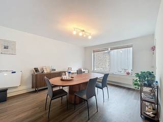 Disposition : (1er étage) :- hall d'entrée avec toilettes invités- espace de vie spacieux et lumineux- cuisine séparée - salle de bain...