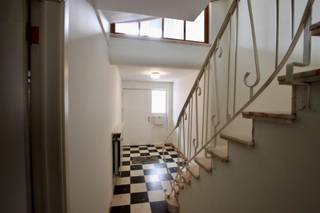 <strong><span>Ruime bel-etage woning met veel lichtinval te huur in Leuven met o.a. 4 slaapkamers, ommuurde stadstuin, ruime garage en 2 badkamers. Bewoonbare oppervlakte van de woning bedraagt 190 m². EPC: 173 kWh/m²/j<br /><br />De woning is gelegen in een zeer rustige straat, goed bereikbaar en op wandelafstand van het station van Leuven.<br /><br /></span></strong>Het gelijkvloers van de woning bestaat uit een inkomhal, apart toilet, ruime garage, wasplaats en berging, tuin. <br />Op de eerste verdieping bevindt zich een nachthal, aparte keuken (inductiekookplaat, oven, koelkast, diepvriezer, afwasmachine), badkamer met ligbad en lavabo, ruime living met terras.<br />Op de tweede verdieping vinden we 3 slaapkamers, een badkamer met douche en lavabo, apart toilet en traphal.<br />De derde verdieping bestaat uit een zeer ruime zolderkamer met kitchenette en lavabo.<br /><br />Beschikbaar vanaf 1 september 2026. Ideaal voor Co-housing. Domiciliëring door alle huurders verplicht. <br /><strong><span><br />Interesse? Mail naar linda@immogve.be of bel naar 016/56.56.14</span></strong>