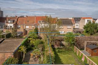Deze te renoveren woning met een bewoonbare oppervlakte van 224 m² beschikt over vier volwaardige slaapkamers en een prachtige zonnige tuin. De woning is centraal gelegen in een rustige omgeving en op slechts enkele minuten wandelen van winkels, scholen en openbaar vervoer.<br /><br />De woning ligt op een zonnig perceel van 417 m² met een westelijke oriëntatie. Het gelijkvloers omvat een ruime en open inkomhal die toegang biedt tot de lichtrijke leefruimte met eetplaats, gastentoilet en keuken met aansluitende veranda.<br /><br />Op de eerste verdieping bevinden zich twee ruime kamers, momenteel ingericht als woonkamer, die eenvoudig kunnen worden omgevormd tot slaapkamers. Aansluitend bevindt zich nog een keuken die omgebouwd kan worden tot badkamer. Op de tweede verdieping zijn er nog twee bijkomende slaapkamers en een badkamer aanwezig.<br /><br />Voor meer informatie of een vrijblijvend bezoek contacteer Gaëlle 0479 17 17 17