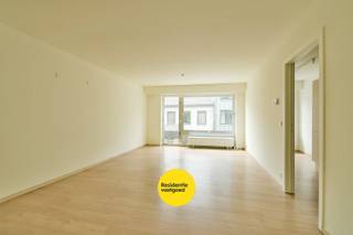Ontdek dit instapklaar appartement, gelegen op de eerste verdieping in het hart van Torhout. Dankzij de centrale ligging bevindt de Markt zich op slechts 100 meter afstand en geniet u van een vlotte bereikbaarheid van winkels, scholen, openbaar vervoer, horeca en andere dagelijkse voorzieningen, allemaal op wandelafstand.<br /><br />Bij het binnenkomen wordt u verwelkomd in de inkomhal met gastentoilet. De leefruimte geniet van grote raampartijen en biedt plaats voor een gezellige zithoek en ruime eetplaats. Aansluitend bevindt zich de keuken, uitgerust met de nodige toestellen en voorzien van extra ruimte die perfect kan dienen als bureau- of ontbijthoek.<br />Verder beschikt het appartement over een badkamer met ligbad en lavabo, evenals twee volwaardige slaapkamers. Eén van de slaapkamers geeft rechtstreeks toegang tot het aangename terras.<br /><br />Als extra troef bestaat de mogelijkheid om een garage, gelegen om de hoek van het appartement, afzonderlijk aan te kopen. Ideaal voor het veilig stallen van uw wagen of als bijkomende bergruimte.<br /><br />Ook voor investeerders biedt dit appartement een interessante opportuniteit dankzij het aantrekkelijke rendementspotentieel en de uitstekende ligging in het centrum van Torhout.<br />Warm geworden van dit gezellig appartement? Contacteer ons vandaag nog voor meer informatie of een bezoek ter plaatse!<br /><br />De vermelde prijs is een richtprijs. Elk bod, hoger of lager, wordt voorgelegd aan de eigenaar, die zich het recht voorbehoudt dit te aanvaarden of te weigeren.