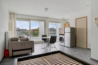 <p><span>Gezellige studio nabij het centrum van Waregem</span></p><p><span> </span></p><p><span>Deze bemeubelde studio is gelegen op de tweede verdieping en heeft een bewoonbare oppervlakte van 34m².<br />De centrale ligging biedt een uitstekende uitvalsbasis naar winkels, scholen, station, openbaar vervoer en het stadscentrum.</span></p><p><span> </span></p><p><span>Indeling</span></p><p><span>Leefruimte, geïnstalleerde keuken, badkamer (voorzien van douche, lavabo en toilet) en ruim Oostgericht terras. De studio wordt bemeubeld verhuurd.</span></p><p><span> </span></p><p><span>Troeven</span></p><ul><li><span>Energiezuinig </span></li><li><span>Centrale verwarming op gas</span></li><li><span>Prachtige ligging nabij het centrum</span></li></ul><p><span> </span></p><p><span> </span></p><p><span>Voor meer informatie, neem contact op met Ellen op 0474/86.04.52 of via <span>ellen@heritagevastgoed.be</span></span></p><p><span> </span></p><p><span>Huurprijs: € 650 (€ 620 euro basishuur en 30 euro gemeenschappelijke kosten) <br />Huurwaarborg: 3 maanden huur <br />Extra kosten: aandeel huurder in kost plaatsbeschrijving <br />Beschikbaarheid: </span><span>onmiddellijk</span></p><p><span> </span></p>