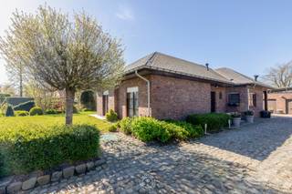 Rustig gelegen in de <strong>groene rand rond Sint-Niklaas</strong>, met een prachtig open zicht op de omliggende velden, bevindt zich deze vrijstaande bungalow op een <strong>royaal perceel van 1.371 m²</strong>. Een eigendom die zich uitstekend leent voor wie op zoek is naar comfortabel, gelijkvloers wonen in een <strong>rustige en groene omgeving</strong>.<br /><br />U betreedt de woning via de inkomhal met apart gastentoilet. De leef- en eetruimte vormt het hart van de woning en wordt gekenmerkt door een aangename lichtinval en een sfeervolle houtkachel. Aansluitend bevindt zich de in 2022 volledig vernieuwde keuken. De veranda sluit naadloos aan op de leefruimte en vormt een ideale plek om het hele jaar door te genieten van de rustige, groene omgeving.<br /><br />Verder beschikt de woning over <strong>drie volwaardige slaapkamers</strong> en een badkamer. De <strong>zolderverdieping</strong>, bereikbaar via een trapluik, biedt bijkomende bergruimte en potentieel voor verdere invulling.<br /><br />Enkele troeven op een rij:<br />- conforme elektrische installatie<br />- <strong>dubbele garage</strong><br />- <strong>zonnepanelen</strong> (10.920 Wp)<br />- dakisolatie (18 cm minerale wol). <br /><br />Deze eigendom combineert met een praktische indeling en vormt een uitstekende opportuniteit voor wie op zoek is naar rust, ruimte en wooncomfort. Interesse? Contacteer ons via laurens@claves.be of op het nummer 0476 21 35 46.