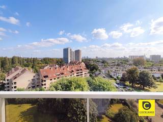 <p><span>Appartement moderne et lumineux de 2 chambres avec une vue magnifique sur Anvers !</span></p><p><span>Situé au 10e étage sur la rive gauche, cet appartement moderne offre une vue imprenable sur la ligne d'horizon d'Anvers. Grâce à son emplacement stratégique, vous bénéficiez d'une excellente accessibilité, tant en voiture qu'en transports en commun. Commerces, installations sportives, parcs et lieux de détente sont accessibles à pied.</span></p><p><span> </span></p><p><span>Hall d'entrée, pièce à vivre &amp; e cuisine</span></p><p><span>En entrant, vous accédez à un vaste hall d’entrée doté d’un vestiaire encastré. Le salon, lumineux et agréable, est doté de grandes baies vitrées et offre un accès direct à la terrasse spacieuse (environ 16 m²), avec une vue panoramique sur la ville. La cuisine est entièrement équipée d’une plaque de cuisson électrique, d’une hotte aspirante, d’un four, d’un lave-vaisselle, d’un réfrigérateur et d’un congélateur.</span></p><p><span> </span></p><p><span>Chambres &amp; e salle de bains</span></p><p><span>Le couloir de nuit donne accès à deux chambres (environ 8 m² &amp; 15 m²), toutes deux dotées de grandes fenêtres qui laissent entrer beaucoup de lumière naturelle. La salle de bains moderne dispose d’une grande douche à l’italienne, d’un double lavabo avec des placards encastrés et d’un meuble séparé pouvant accueillir un lave-linge et un sèche-linge. Il y a également des toilettes séparées dans le couloir.</span></p><p><span> </span></p><p><span>Terrasse</span></p><p><span>La vaste terrasse s'étend sur toute la largeur de l'appartement et offre une vue unique sur la ligne d'horizon d'Anvers, l'endroit idéal pour se détendre.</span></p><p><span> </span></p><p><span>Cave et place de par &amp; </span></p><p><span>L'appartement dispose d'un débarras privatif en sous-sol. Une place de parking souterraine est disponible au prix de 65 euros par mois.</span></p><p><span> </span></p><p><span>Loyer et charges</span></p><p><span>- Loyer de l'appartement : 895 euros/mois</span></p><p><span>- Loyer de la place de parking : 65 euros/mois</span></p><p><span>- Mobilier : en option (location ou reprise possibles, les options sont à discuter sur place)</span></p><p><span>- Charges : 160 euros/mois (comprenant l'entretien des parties communes, le chauffage privatif et l'eau)</span></p><p><span>- Disponible : immédiatement</span></p><p><span> </span></p><p><span>Ce magnifique appartement offre de l'espace, de la lumière et une vue imprenable dans un emplacement de choix à Anvers Linkeroever. Ça vous intéresse ? Contactez-nous dès aujourd’hui pour une visite !</span></p>