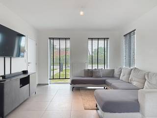 Grote Baan 226/D: BEN-woning met indeling als volgt: 

Inkomhal met vestiaire en gastentoilet, lichtrijke leefruimte met een open moderne keuken (vaatwasmachine aanwezig), praktische berging met aansluiting wasmachine, charmante tuin met carport. Via de carport heeft u direct toegang tot de woning. 3 ruime slaapkamers, badkamer met bad en douche, ruime zolder met vaste trap. 

Beschikbaar vanaf 1/11
€1250 
