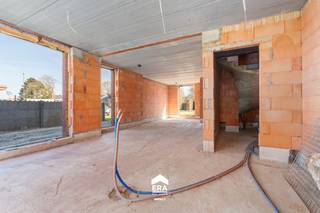 <p>Deze energiezuinige nieuwbouwwoning ligt in het centrum van Peer, op een vlotte locatie met alle dagelijkse voorzieningen binnen handbereik. Dankzij de westelijke oriëntatie geniet je hier van aangenaam veel lichtinval, terwijl de onderhoudsvriendelijke tuin zorgt voor extra comfort.</p>

<p>Het gaat om een halfopen bebouwing uit 2025 op een perceel van 275 m². De woning beschikt over 3 slaapkamers en kan volledig afgestemd worden op de wensen van de koper: casco, casco+ of volledig afgewerkt. Zo krijg je de kans om zelf mee te bepalen hoe jouw nieuwe thuis eruit zal zien.<br /><br /><u>Bovendien komt deze woning onder specifieke voorwaarden in aanmerking voor het gunstige btw-tarief van 6%.</u></p>

<p><strong>Enkele troeven:</strong></p>

<ul><li><strong>EPC:</strong> Energiezuinige nieuwbouwwoning met EPC-label A</li><li><strong>Inrichting:</strong> 3 volwaardige slaapkamers in een praktische halfopen bebouwing</li><li><strong>Afwerking:</strong> Keuze tussen casco, casco+ of volledig afgewerkte oplevering</li><li><strong>Mogelijkheid tot personaliseren:</strong> Lastenboek en prijsopties raadpleegbaar via de makelaar</li></ul>

<p>Benieuwd naar de afwerkingsmogelijkheden bij deze nieuwbouwwoning? Maak gerust een afspraak via impact@era.be of 089 46 48 63, Lander helpt je graag verder!</p>