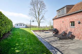 Deze prachtige en volledig gerenoveerde fermette is gelegen in de Annovenstraat 73 in Maarkedal, Schorisse. <br /><br />Momenteel is de woning vergund als vakantiewoning met een heel mooi rendement en bezetting. Voor wie deze droom wil verder zetten, is dit een uitgelezen kans. De volledige inrichting is inbegrepen in de prijs. <br /><br />Uiteraard kan de woning ook als klassieke woning dienen, waar ruimte hand in hand gaat met mogelijkheden tot bureau, thuiswerk, .... <br /><br />Deze open bebouwing in fermette-stijl wordt gekenmerkt door een uiterst rustige en groene ligging. We treffen deze charmante instapklare woning met rieten dak (deels) op een zuidgericht perceel met een ideale terreingrootte van 710 m² en verder een weids uitzicht achteraan over de velden.<br /><br />De woning biedt aan de straatzijde plaats voor 4 wagens en is uitgerust met een laadpaal. Achteraan de woning hebben we een groot, zonnig en prachtig aangelegd terras aansluitend aan de mooie ruime tuin voorzien van een tuinhuis met extra zonneterras én petanque baan waar je in alle rust kan genieten van het groen en het open zicht. De open bebouwing zorgt bovendien voor extra privacy en een gevoel van vrijheid. De tuin geniet een uitzonderlijk verzicht over de velden. <br /><br />Deze lichtrijke woning heeft binnenin maar liefst een bewoonbaar oppervlak van 204 vierkante meter, en is volledig instapklaar. In 2019 onderging de woning een totaalrenovatie en werd sindsdien prachtig onderhouden. <br /><br />Bij het betreden van de woning kom je in de eerste ruime leefruimte met multifunctionele plaats die momenteel dienst doet als pooltafel-ruimte. Deze ruimte sluit naadloos aan, aan de gezellige eetplaats en de open, volledig ingerichte keuken. Dankzij de grote raampartijen geniet je hier van veel natuurlijk daglicht en een mooi zicht op de tuin. Naast de leefruimte hebben we de tweede enorm grote doch gezellige zithoek, met open haard. <br />Verder telt de woning maar liefst 4 volwaardige slaapkamers en 2 badkamers, een extra afzonderlijk toilet. Tot slot is de woning overal uitgerust met ingemaakte kasten en een praktische berging. <br /><br />Pluspunten:<br />- Open bebouwing<br />- 4 slaapkamers en 2 badkamers<br />- Bewoonbare oppervlakte van 204 m²<br />- Ruim perceel van 710 m²<br />- Veel lichtinval en aangename leefruimte<br />- 4 zonnepanelen <br />- Vergund als vakantiewoning (desgewenst)<br /><br />Wens je graag meer informatie en/of een bezoek ter plaatse? Wij helpen jullie heel graag verder. Contacteer Margaux op 0479 61 53 82 of via mail naar info@immomargaux.be<br /><br />Tot snel?