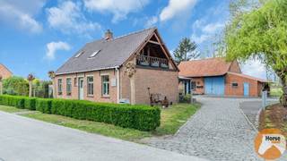 EERSTE BEZOEKDAG WOENSDAG 22 APRIL 2026 VAN 17U TOT 19U (ENKEL OP AFSPRAAK!!)<br />LOKEREN - Charmante woning met schuur en aanpalende weide <br /><br />Op een rustige en gunstig gelegen locatie bevindt zich deze charmante woning met aanpalende weide. Een ideale opportuniteit voor wie droomt van landelijk wonen met tal van mogelijkheden.<br /><br />De woning verwelkomt u via de inkomhal en beschikt over een praktische berging en een kleine kelder. De badkamer is uitgerust met een bad en douchescherm. De lichtrijke leefruimte met gezellige haard vormt het hart van de woning en biedt directe toegang tot het terras met vijver, waar u in alle rust kan genieten van de groene omgeving.<br />Aansluitend bevindt zich de keuken met open bureauruimte en toegang tot een aangenaam overdekt terras – perfect voor lange avonden buiten.<br />Op de verdieping bevinden zich twee slaapkamers (doorloopkamers) en een charmant terrasje.<br /><br />Een absolute troef is de ruime schuur, ideaal als opslagruimte, hobbyruimte of voor het stallen van dieren. In combinatie met de aanpalende weide biedt deze eigendom bijzonder veel potentieel voor dierenliefhebbers of wie op zoek is naar extra buitenruimte.<br /><br />De woning is onderhevig aan de renovatieverplichting, wat u de kans biedt om deze eigendom volledig naar eigen smaak en normen te moderniseren en er uw droomwoning van te maken.<br /><br />Voor meer informatie of een bezoek kan u ons steeds contacteren: 053/60.65.66.