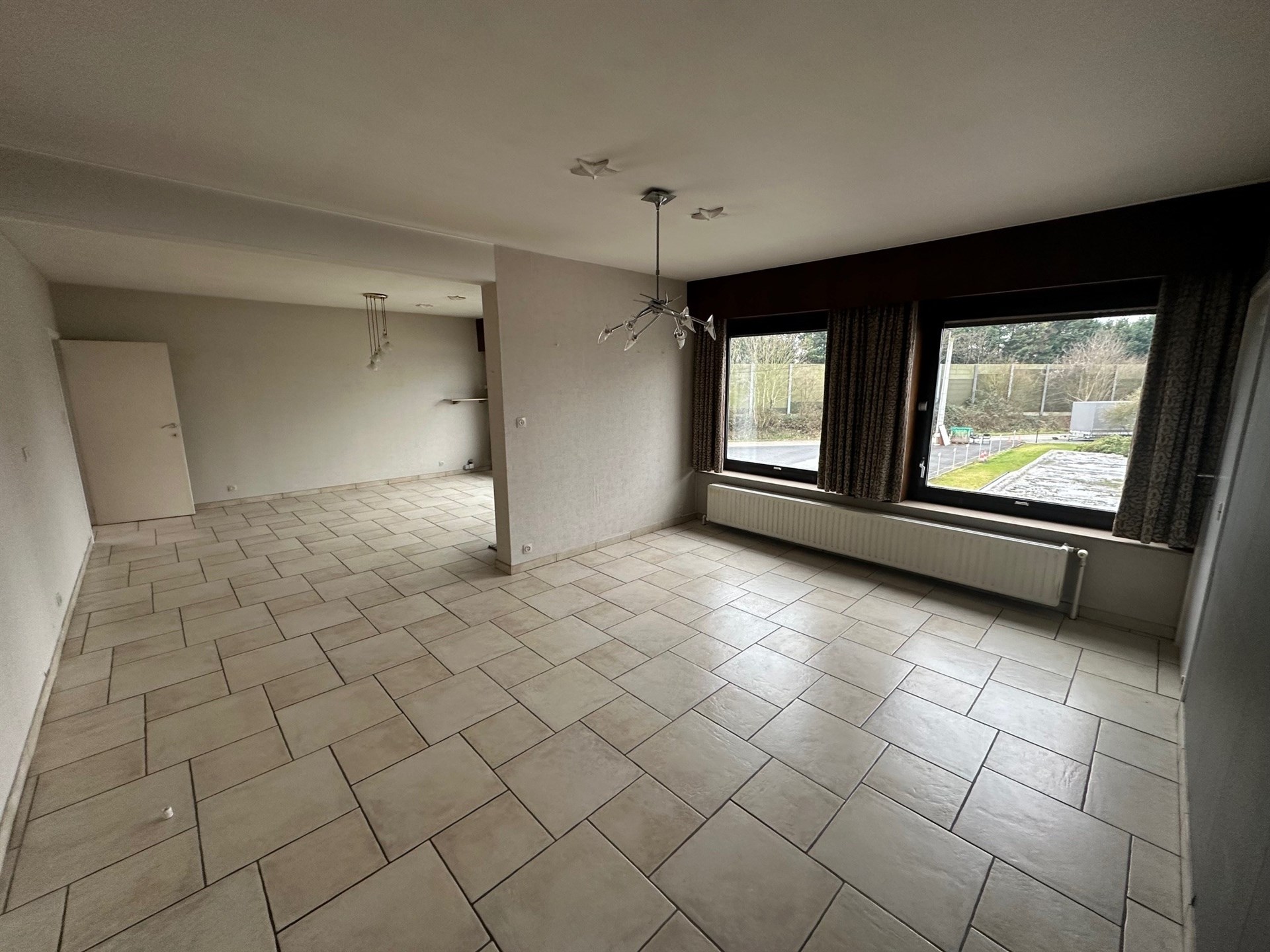 Ruim appartement met 3 slaapkamers boven handelszaak, vlot bereikbaar gelegen - foto 3