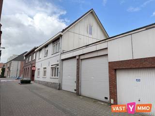 <p><span>Dit verrassend ruime dakappartement ligt midden in het centrum van Loenhout en wordt volledig bemeubeld verhuurd. Via de gezamenlijke inkomhal bereik je de eerste verdieping, waar zich de private inkom van het appartement bevindt. Hier is voldoende ruimte voor een vestiaire. Een trap brengt je naar de woonverdieping. De ruime overloop biedt plaats aan de technische installaties en leidt naar de verschillende vertrekken. De leefruimte bestaat uit een gezellige zithoek en een open keuken, ingericht met een gasfornuis, spoelbak, losse koelkast en voldoende kastruimte. Daarnaast beschikt het appartement over twee verrassend ruime slaapkamers van ca. 10 m² en 11 m². Beide slaapkamers zijn voorzien van een bed en kledingkast. De matrassen worden niet voorzien. De badkamer beschikt over een douche, toilet en lavabo. </span></p><p><span>Verder is er op het gelijkvloers een private berging inbegrepen. Geen terras. </span></p><p><span>Het appartement wordt bemeubeld verhuurd zoals weergegeven op de foto's.</span></p><p><span>Onmiddellijk beschikbaar </span></p><p><span>Geen vaste kosten. </span></p><p><span> </span></p>