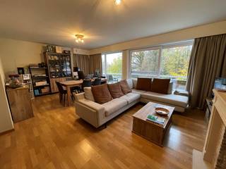 Op wandelafstand van centrum BRUGGE vinden we dit LICHTRIJK appartement terug. Indeling: ruime inkomhal, lichtrijke leefruimte met toegang tot...