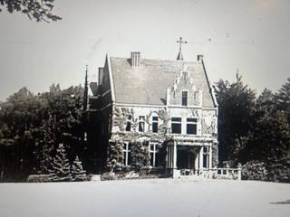 <span>Verscholen in het hart van Kapellenbos, op een uitzonderlijk domein van ca. 2,5 hectare, bevindt zich dit karaktervolle kasteel, waar rust, privacy en allure centraal staan. Oorspronkelijk gebouwd in 1907 en recent gerenoveerd met oog voor kwaliteit en comfort, vormt dit eigendom een zeldzame combinatie van historische charme en hedendaags wooncomfort. Bij het betreden van de residentie wordt u verwelkomd in een reeks stijlvolle salons, elk met authentieke open haarden en afgewerkt met hoogwaardige materialen. De leefruimtes baden in natuurlijk licht en bieden een prachtig uitzicht op het omliggende park en de vijver. Het 1 verdiep omvat momenteel vijf ruime slaapkamers en drie badkamers, met bijkomende uitbreidingsmogelijkheden op de tweede verdieping naar nogmaals 4 slaapkamers en badkamers , living en leefkeuken. Het volledige gebouw is onderkelderd wijnkelder en multifunctionele ruimtes, biedt extra potentieel voor ontspanning of opslag of kantoor. Het parkdomein rondom het kasteel creëert een unieke setting van rust en discretie, met een aangelegde tuin en waterpartijen die bijdragen aan de exclusieve sfeer van het geheel. Naast zijn functie als prestigieuze privéresidentie biedt deze eigendom bijkomende opportuniteiten op het vlak van hospitality en ontwikkeling, met reeds vergunde plannen voor onder meer een B&amp;B-concept en bijkomend 4 residentiële woningen. EPC: score C 214 mits warmtepomp te brengen naar score B P- &amp; G-score: A Vg-Wp-Gmo-Gvkr-Gvv</span>