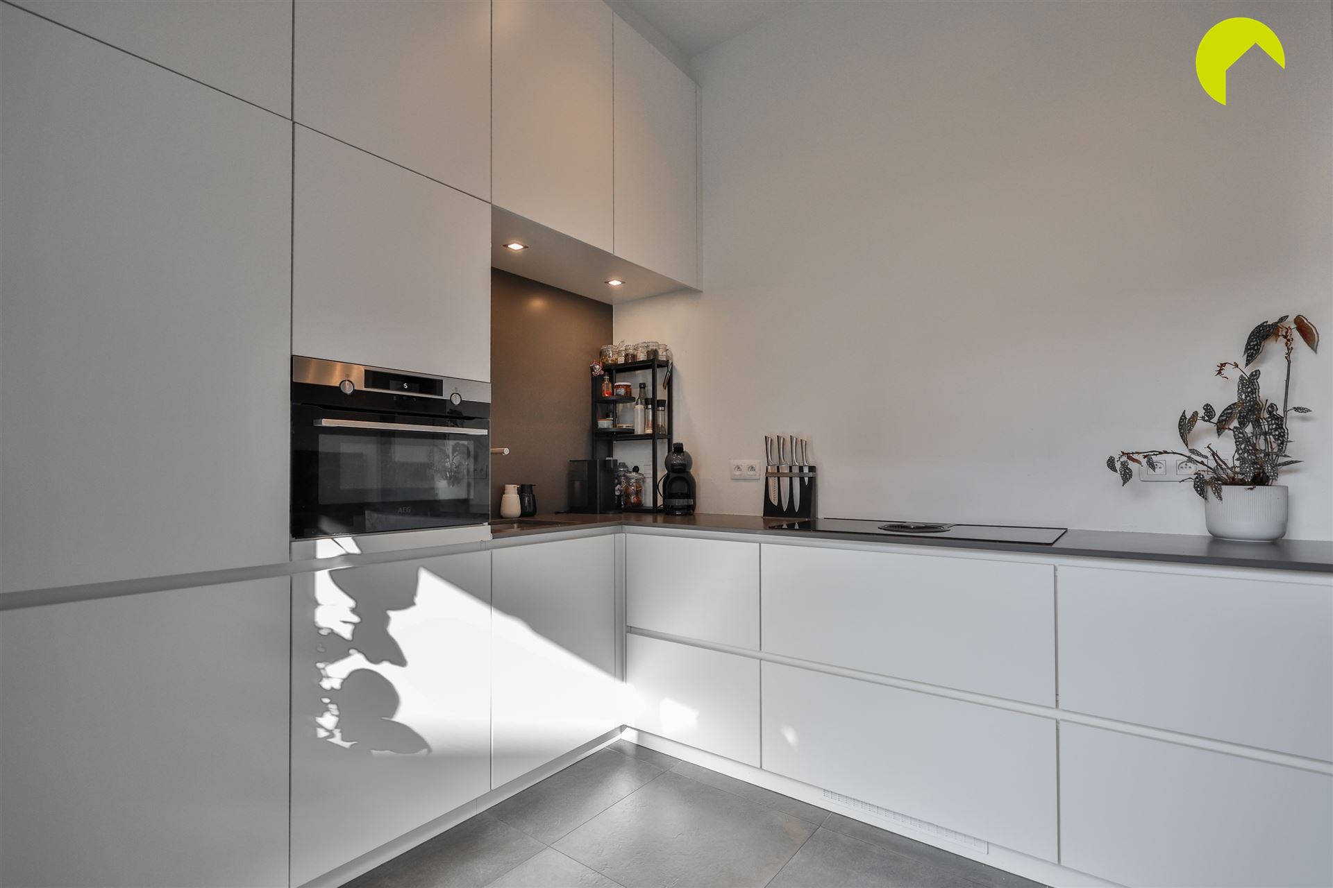 Recent gelijkvloers met aangename tuin pal in het centrum! - foto 4