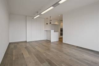 APPARTEMENT TE KOOP INSTAPKLAAR MET PANORAMISCH ZICHT EN GARAGEDit prachtig gerenoveerde appartement op de vierde verdieping combineert modern...