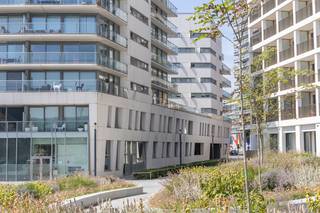 2 slaapkamer appartement te huur in het centrum van Oostende. Het appartement is gelegen op de 7de verdieping. U komt binnen in een zeer ruime inkomhal. De moderne open keuken is uitgerust met elektrische kookplaat, dampkap, oven, ingebouwde frigo en vaatwasser. De ruime woonkamer 46m² is omgeven door ramen die u een toegang geeft tot het terras van 18m². Badkamer met ligbad en douche garnituur en dubbele wastafel. Toilet is apart. U beschikt over 2 slaapkamers van 12m² en 13 m². Lift aanwezig in het gebouw alsook een gemeenschappelijke fietsenberging. Garagebox kan gehuurd worden voor € 130,00 / maand. De algemene onkosten zijn € 50/maand met afrekening. Dit appartement is vrij vanaf 01/11/2026. U bent vlak aan het station en het strand. Vraag gerust een bezoekje aan om dit appartement te bezichtigen.