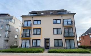 <ul>
	<li>2 royale slaapkamers, één met terras;</li>
	<li>open keuken aansluitend aan de leefruimte met terras;</li>
	<li><strong>Bewoonbare opp: 95m²</strong>;</li>
	<li>Centrale verwarming op gas;</li>
	<li>Verlichtingsarmaturen, gordijnroedes en gordijnen aanwezig (onbemeubeld);</li>
	<li>Privatieve garagebox (17m²);</li>
	<li>Vrij vanaf 1/09/2026;</li>
	<li>op wandelafstand van tram / bus, handelszaken, zee &amp; duinen;</li>
	<li>Ideaal voor vaste bewoning of 2e verblijf;</li>
</ul>
€ 800 appartement;<br />+ € 80 garagebox;<br />+ € 70 provisie gemeensch. kosten;<br />= € 950 / maand.<br /><br />Contacteer ons nu voor dit uitzonderlijk ruim woonappartement!