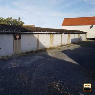 Garage-boxen met mogelijkheid tot bebouwing te koop in het centrum Borgloon In het centrum van Borgloon vinden we 11 afgesloten garage-boxen terug.De...
