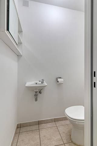 Dit ruim appartement is gelegen op de tweede verdieping van een kleinschalig appartementsgebouw in het centrum van Beerse.

Het appartement omvat een inkomhal met vestiaire en toilet, een badkamer, een leefruimte met open keuken en 3 slaapkamers op de duplex verdieping.