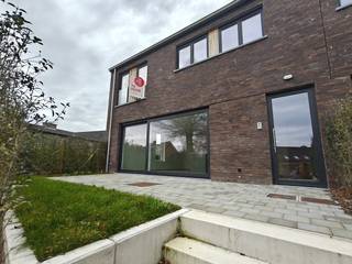 In het heuvelachtige, zeer rustige Westouter vinden we deze nieuwbouwwoning terug, gelegen op het einde van een residentiële wijk. In het dorp...