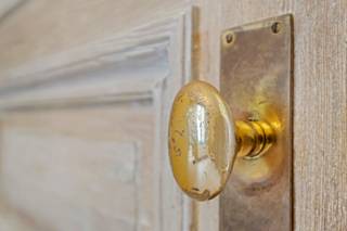 <p>Deze uitzonderlijk woning met originele traphal is een ideale thuis voor grote gezinnen, als kangoeroewoonst of mensen die op zoek zijn naar een eigen woonst met een gastenverblijf.<br />De sous-sol is verdeelt in verschillende ruimtes, waarvan één als slaapkamer, één als ontspanningsruimte met toegang tot het gezellige terras en verschillende bergingen.<br />Op de eerste verdieping is er een ruime, ingerichte leefruimte met gezellig zithoek, eetplaats met sierschouw en een polyvalente tussenruimte die je naar de achterliggende keuken brengt. De tussenruimte kan dienst doen als bureau of leeshoek en biedt toegang tot een extra terras.<br />Op de tussenverdieping is er een gigantische badkamer met dubbele wastafel. <br />In de achterliggende ruimte is er een ingewerkt ligbad en douche voorzien.<br />De tweede verdieping is voorzien van drie volwaardige kamers, waarvan er twee zijn samengevoegd tot één suite-kamer.<br />Verder vinden we nog een een apart toilet, een badkamer met een aanpalende slaapkamer op het tussenverdiep.<br />Op de bovenste verdieping is er opnieuw een ruime keuken en een leefruimte waar er opnieuw plaats is voor een eetkamer en een salon.<br /><br />STARTPRIJS: Elk schriftelijk bod wordt besproken met de eigenaar die het voorstel al dan niet kan aanvaarden.<br /><br />Ben je op zoek naar een woning met charmante woonvertrekken en authentieke elementen?<br />Neem dan contact op met Kris op 0470 /51 04 09 of mail naar gistel@albert.immo</p>